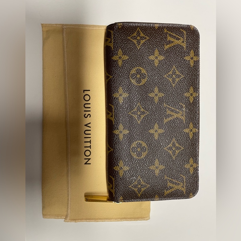 Louis Vuitton Zippy wallet